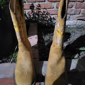 Brown women's cowboy boots with flowe design